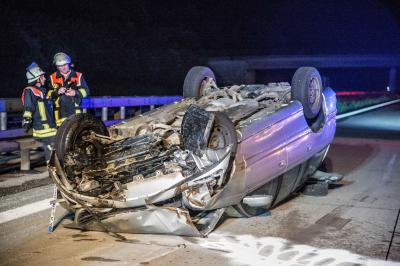 Wendlingen/A8: Pkw ueberschlaegt sich